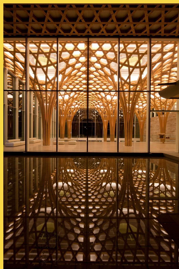 architecture laique - S-Korea - Nine Bridges Country Club par Shigeru Ban - 2009 : arrivée au hall d'accueil, reflet dans l'eau d'un bassin de la structure de bois courbes